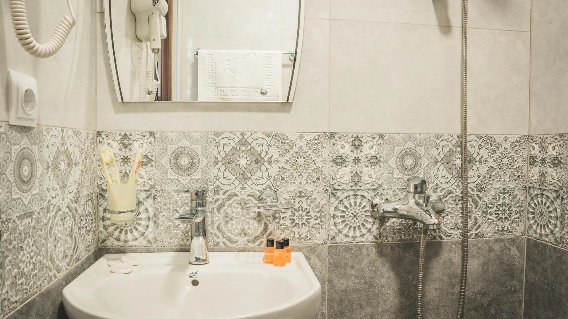Hh Hotel Tbilisi 2*,